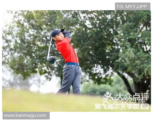 足球明星挥杆高尔夫场上展现风采与激情的完美结合